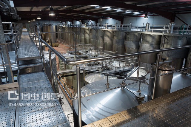工廠罐中的葡萄酒材料加工Wine material processing in tanks at plant
